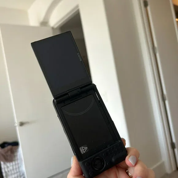 Sony ZV-1F Vlog Camera for Content Creators and Vloggers Black - Picture 3 of 6